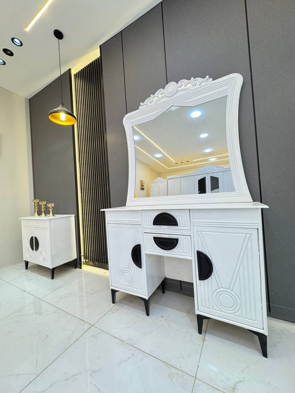 من اااااجمل النجارة العراقية 
غرف نوم مع هيام للأثاث 
🆕 وصلنا موديل جديد من غرف النوم العصرية
✨ تصميم أنيق يناسب كل بيت
✨ جودة عالية وصناعة متقنة
💰 السعر: (((مليون ))) فقط مع الشد ونقل داخل بغداد اما باقي المحافظات التوصيل باسعار مناسبة✨
📦 مواصفات الغرفة:
• الخارج الغرفة تحفير SNS MDF سماكة 5 ملم 
• الداخل  صاج معاكس 3 ملم 
• صبغ حراري درجة أولى
• تصميم زاوية كنتوري بارتفاع الكنتور
• سرير بلايوود أسود بـ 6 أرجل قوية
📏 قياس الكنتور:
• الارتفاع: 2.40 متر
• العرض: الكنتور مع زاوية الملابس 4 متر ✨
➕ إضافات اختيارية حسب الطلب:
• شازلون مخزن + طابورية 75 ألف
• شازلون مقعد + طابورية 50 ألف
• دوشك 150 ألف🚚 النقل والشد متوفر — الأجرة حسب العنوان
📩 للطلب والحجز راسل الصفحة الآن
🌹 هيام للأثاث — عنوان الأناقة
الحجز و الاستفسار واتساب *********** 📞
*********** ☎️
