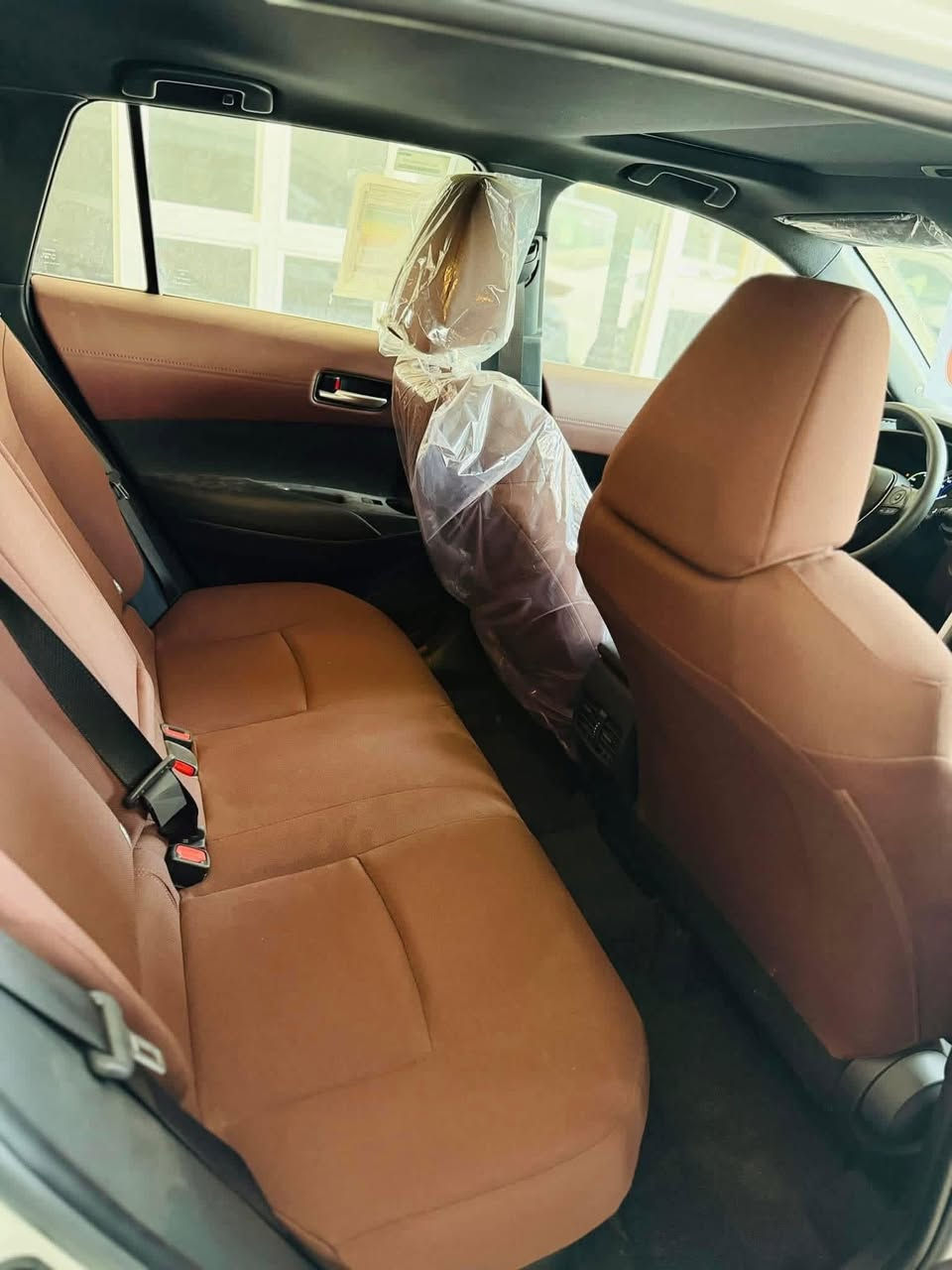 ﷽
‎ماشاءالله تبارك الرحمن 

‎السلام عليكم 

نوع السيارة : تويوتا كورولا كروس هايبرد 

الموديل  :  2024

اللون  : ابيض 

المنشأة : وارد خليجي 

حجم المحرك  :  4 سلندر  1800

ضمان شركة ساز سنتين او  40.000  Km

رقم بغداد
ماشية 20 الف
موديل 2024
حجم المحرك 4 سلندر  1800
مرتبط بناقل حركة أوتوماتيك 
يبلغ عزم الدوران 205 نيوتن/ متر 
بقوة 169 حصان 
مفتاح التشغيل بصمة 
دفع ثنائي FWD 
سلايد رووف
اريل نفكيتر 
لايت هالوجين 
حجم الاطار  215/60/17
حجم الويل 17
4 دسك
حساسات ضغط الاطارات 
اشارة في المرايا الجانبية  
ماسحة خلفية 
عدد AIR BAG 7
هاند بريك بالقدم 
‏ABS 
دشبول شاشة ديجيتال
مثبت السرعة Cruise 
المودات والاوامر الصوتية  
‏Bluetooth / USB 
مخرج منفذ الطاقة 
فحص نظام السيارة 
المقاعد مخمل
المقاعد لون احمر 
داخل السيارة احمر مطعم اسود  
الايزو فكس ISOFIX 
تبريد شاشة 
قطعتين تبريد
 أوتو هولد Auto Hold  
نظام مانع الانزلاق 
تطعيم الدواخل ألمنيوم

#معرض_الزهراء_المركزي_لتجارة_السيارات
#واسط_الكوت_معارض_السيارات_الرئيسية
قرب مديرية مرور واسط 
السعر 207$ 💵 
:
:
:
#للاستفسار
*********** واتساب
