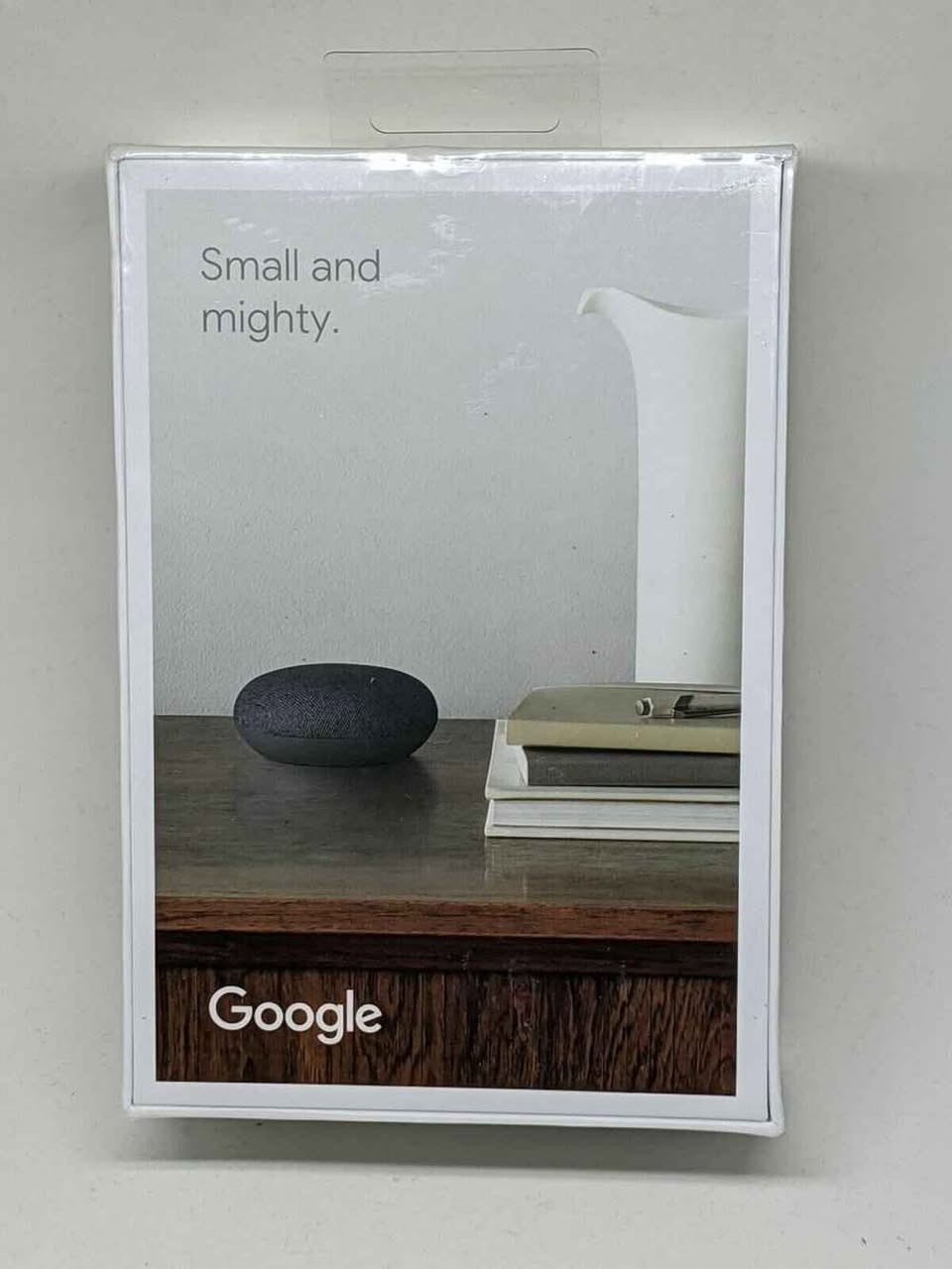 هذا المنتج هو جوجل نيست ميني (الجيل الثاني)، وهو مكبر صوت ذكي يعمل بمساعد جوجل الصوتي. 
جودة الصوت: يوفر صوتاً جهيراً أقوى بمرتين من الجيل الأول لتجربة موسيقية أفضل. 
التحكم الذكي: يمكنك التحكم في الأجهزة المنزلية الذكية المتوافقة عبر الأوامر الصوتية. 
التصميم والمواد: يتميز الجزء العلوي القماشي بكونه مصنوعاً من زجاجات بلاستيكية معاد تدويرها بنسبة 100%، ويمكن تثبيته على الحائط. 
المميزات: يعمل ببساطة عبر قول "Hey Google" لتشغيل الموسيقى من منصات مثل Spotify أو الاستفسار عن الأخبار والطقس. بغداد, العراق


**إذا كنت صاحب هذا الإعلان وتريد حذفه لأي سبب، رجاءا أرسل رسالة إلى الدعم الفني**