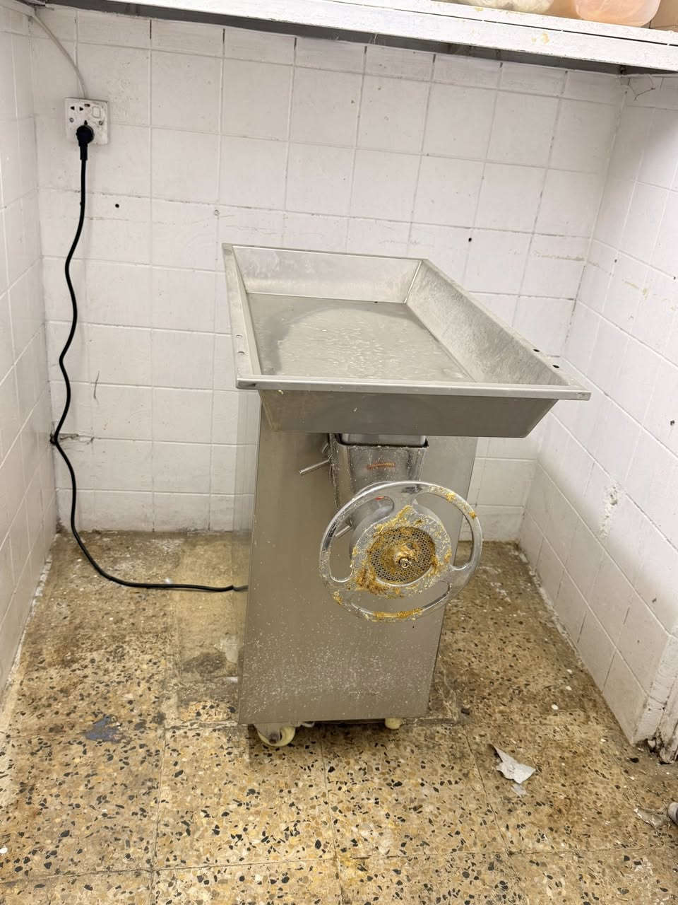 السلام عليكم غراض مطعم كامله للبيع  أبيع كل الأغراض مابيع قطع عنوان بغداد الاستفسار ***********
