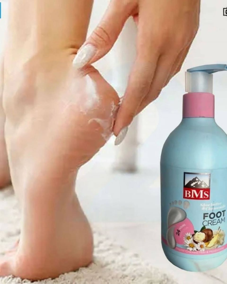 #معالج للقدم واليدين 
✨ ودّعي تشققات القدم… ورحّبي بنعومة ولمعان من أول استخدام! ✨
كريم القدم BMS Foot Cream هو الحل المثالي لكل من تعاني من جفاف وتشقق الكعبين. تركيبته الغنية بالمكونات الطبيعية تعمل على ترطيب عميق وإصلاح الجلد المتشقق، ليمنحك قدمين ناعمتين، صحيّتين ولامعتين.
🌿 ليش تختارين BMS؟
يعالج تشققات الكعبين بفعالية
يمنح ترطيب يدوم حتى 24 ساعة
ينعّم الجلد الخشن ويعيد له مرونته
مناسب للاستخدام اليومي
قوام خفيف وسريع الامتصاص بدون إحساس دهني
👣 النتيجة؟
قبل الاستعمال: قدم باهتة، جافة ومتشققة
بعد الاستعمال: قدم ناعمة، مشرقة وصحية ✨
💙 لأن قدميكِ تستحقان العناية…
BMS Foot Cream خياركِ الأمثل لجمال وراحة تدوم
السعر 14
#توصيل_جميع_المحافظات4


**إذا كنت صاحب هذا الإعلان وتريد حذفه لأي سبب، رجاءا أرسل رسالة إلى الدعم الفني**
