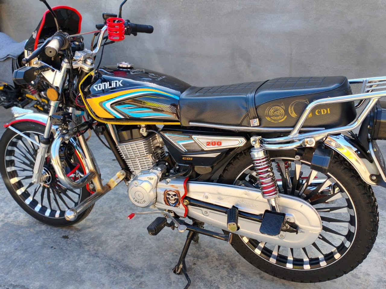 سلام عليكم شلونك شباب
دراجه موديل 24 محرك زنجيل 200
بيع ويرهم مراوس حسب القناعه
رقم *********** ادمن 🌹
