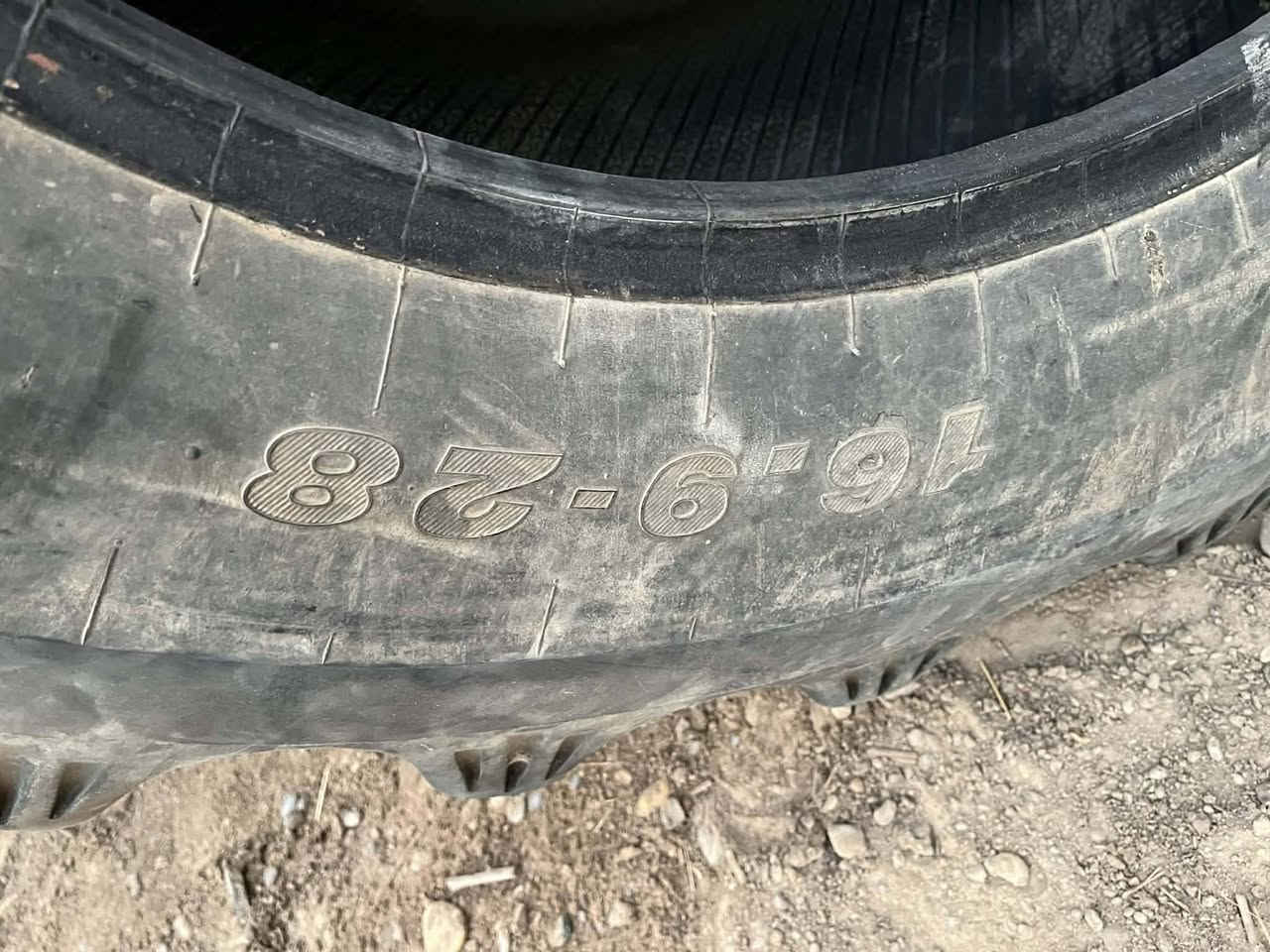 تايرات
فيات  حجم٣٨
نضيفات جداً
***********
