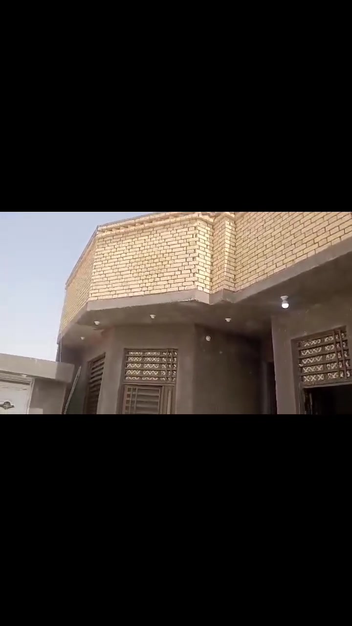 سلام عليكم بيت جاهز للسكن مساحه ٢٠٠ متر بناء طابوك صب كونكريت البيت غرفتين صاله دوانيه ومطبخ وصحيات داخليه وخارجيه بناء درجه اولى السبل شارع المدرسه الشارع مقابل مكتب ابو ساره الثاني ثالث بيت اي استفسار ***********
