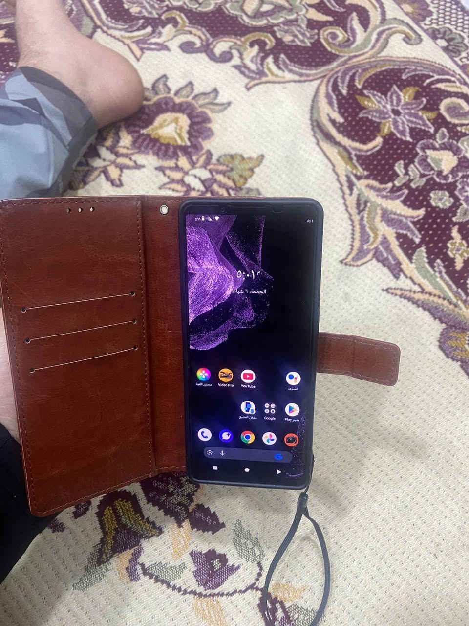 السلام عليكم سوني xperia 1 v mark 5
عملاق سوني للمراوس بهونر ما ابيع/ سبب ممتعود علشاشه بطول

مميزات Sony Xperia 1 V. جهاز مالجني    الجهاز شخط مبي كفر +لاسق اصليات

 معالج قوي جدا: الهاتف يأتي مزود بمعالج Snapdragon 8 Gen 2 بدقة تصنيع 4 نانومتر، المعالج يقدم أداء قوي جدا ويعتبر من اقوى المعالجات بدون منازع

 شاشة ممتازة: هاتف Sony Xperia 1 V يأتي بشاشة ممتازة من نوع OLED، الشاشة بدقة +4K ومحمية بطبقة زجاج من نوع غوريلا جلاس Victus 2

 دعم 120 هرتز: الهاتف يدعم معدل تحديث الشاشة 120 هرتز

 كاميرا ممتازة: الهاتف يأتي مزود بثلاث كاميرات خلفية بدقة 48 و 12 و 12 ميجابكسل، الكاميرات تقدم أداء في التصوير يعتبر ممتاز جدا، مع دعم إمكانيات محترمة مثل التقريب البصري حتى 3.5x وتقنية التثبيت البصري OIS وتصوير الفيديو بدقة 4K بمعدل 30/60/120 إطار في الثانية

 بطارية كبيرة: الهاتف يأتي بسعة بطارية كبيرة (5000 مللي أمبير)

 مقاوم للماء والغبار: هاتف Sony Xperia 1 V يأتي مقاوم للماء والغبار بمعيار  IP68، مقاومة الماء تصل الى عمق 1.5 متر ولمدة 30 دقيقة تحت الماء

مكاني بغداد الشعب 

***********
