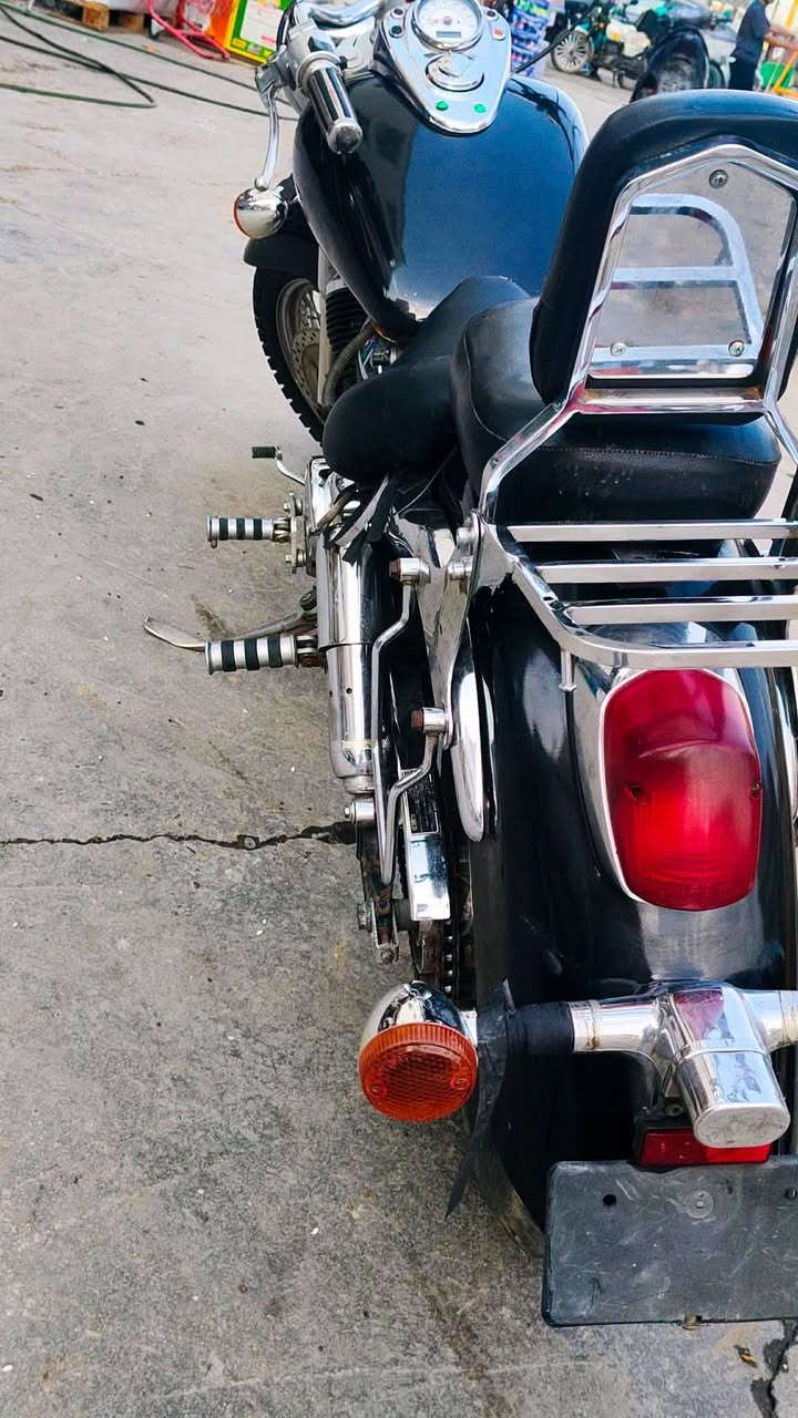 🇯🇵HONDA Shadow 💣
محرك400cc  بدون رقم  
اوراق بيه كامله 7اوراق 📄
والسعر 12ونص🌸🌸
مكينه كير كلجات مكفوله 
دراجه شوفه عينك نضيفه 
ضفيرة بلاديه دراجه بلاديه   
صالنصات رياضي صوت طرب 
فقط تحتاج ادامه تسويله
وتك صفاحيه باقي جاهزة 
مكاني بغداد البياع الشهداء 
***********
