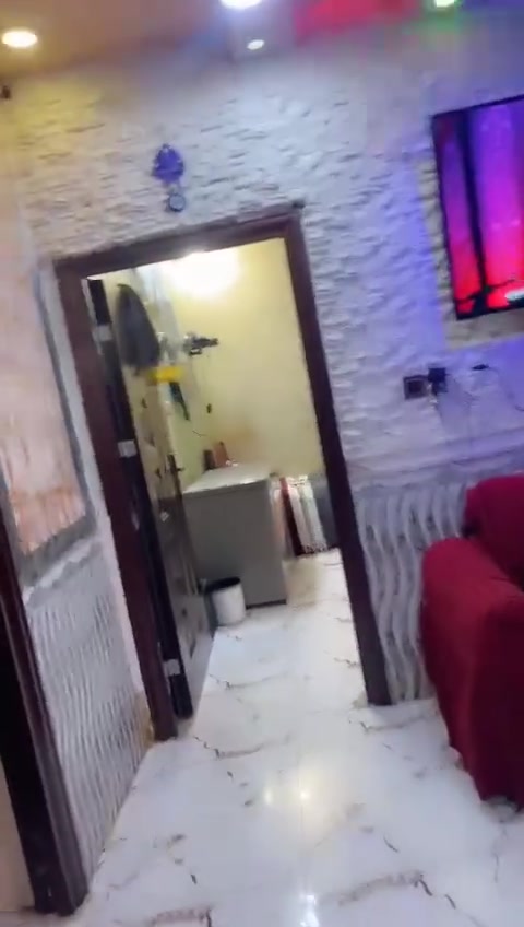 اسلام عليكم بيت للبيع المكان شارع أربعين 
المكان تجاري بسوك مقابيل بيت الحاج كاظم محيل يصلح محلات او مجمع غذائيه 
البيت مساحته 167 متكون من 3 غرف نوم او استقبال او صاله او صحيات او ترك داير البيت 
والتصوير كامل البيت من كل النواحي 
للئستفسار 
***********0
