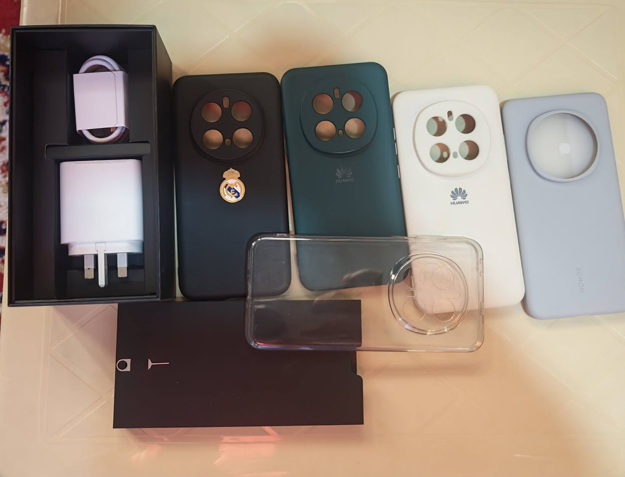 السلام عليكم ورمضان مبارك عليكم
للبيع هاتف هونر ماجك 7 برو المعروف بالمواصفات لون  رصاصي
الجهاز مكفول من اي تصليح او جلخ 
ونظيف جدا جدا
ويا 4 كفرات وعليه لزكه شاشه معتمه
الكيبل مو مستخدم اصلا
والشاحنة استخدماها قليل جدا
لتواصل والاستفسار
***********
مكاني بغداد حي الجامعة
