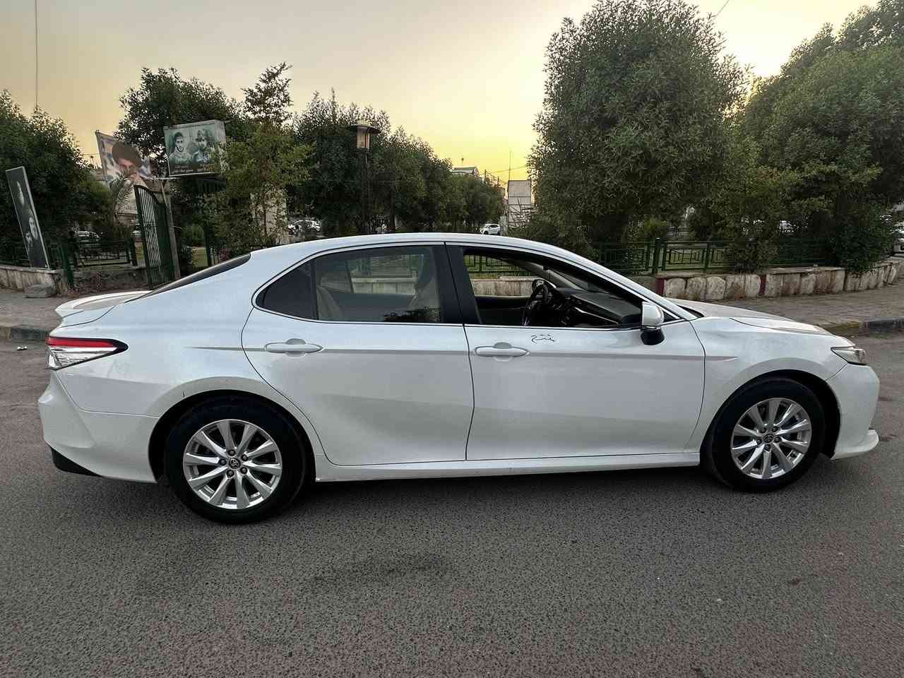 كامري 2020 LE خليجي
ماشيه 77 الف 
السياره داخلها جديد على البلادي نضيف 
مواصفات السياره حساسات خلفيه كامره خلفيه
تحكمات ستيرن اوتو هولد 
هندبريك بصمه 
جام اوتو 
السياره باسمي مباشر تحويل او كاله ماعندي اي مشكله 
مكاني بغداد الحريه 
***********
السعر 175
