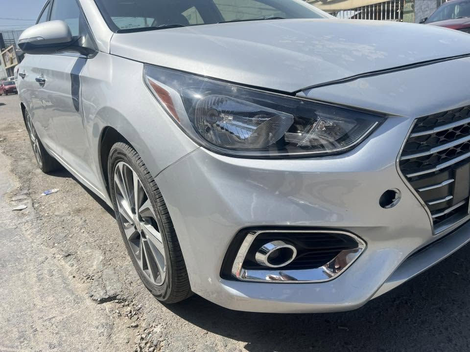 اكسنت موديل 21
فول مواصفات وارد امريكي 
بصمه
كار بلي
جنطه ذكيه
يدات نيكل

حادثها جاملغ وشويه من البنيت
تصليح بمقدمه الشاصي
كلها ماشية 97
 محرك ١٦٠٠ دوش 8 نوزلات 
يعني مو مثل الي بالشارع بلكوة تجر نفسها 
سيارة جديدة كلش مال بيت وعليها ادامة 
112 وبيها مجال بيع فقط
***********
مكان السياره بغداد الدوره
