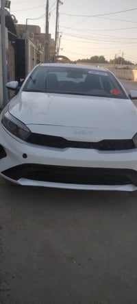 كيا فورتي موديل ٢٠٢٤ ماشية ١٥ الف ميل لون صدفي  تحكم استيرن ..رادار أم...