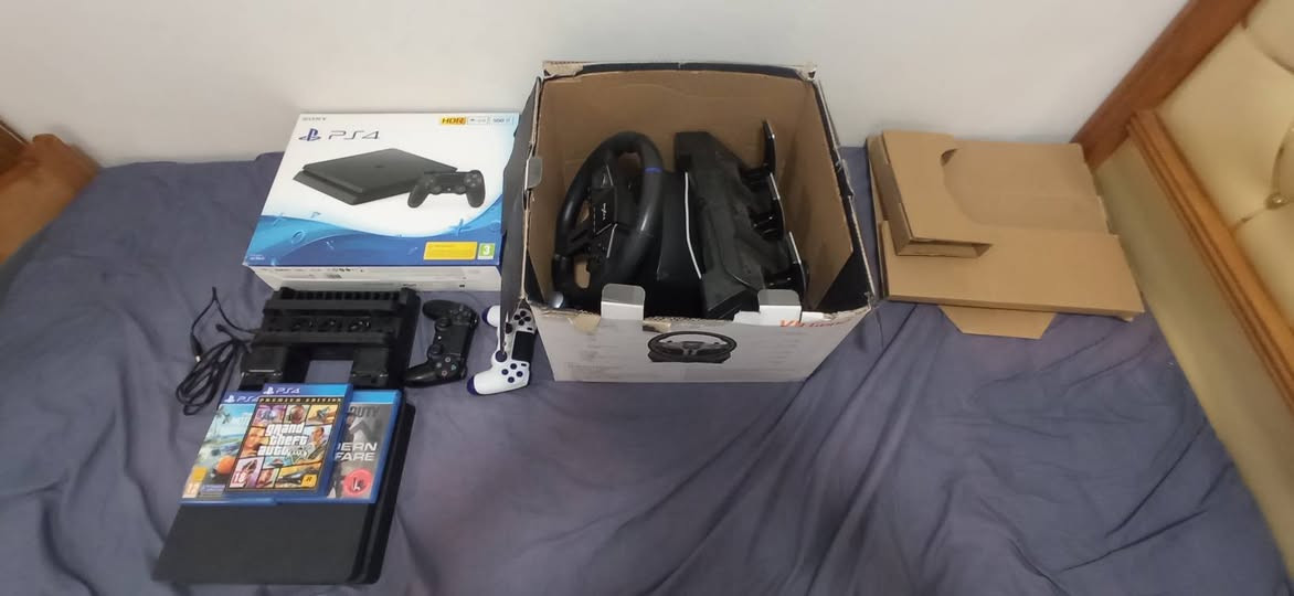 سلام عليكم من رخصة الادمن 
بلي 4 سلم اون لاين نظيف جدا مستخدم قليل حتى 
الكارتونة بحالة جيدة جدا 
مع دركسيون pxn v9 Gen 2 
هم مستخدم قليل نظيف نقاصه فقط تثابيت 
ويا اقراص 3 
ذكروا موتور فيست 
GTA 5 PREMIUM 
كول اوف ديوتي مودرن وورف 
كلهن بحالة ممتازة 
ويا قاعدة تبريد 
مع يدات 2 
سعرهن 415 الف وبيها مجال 
الرقم *********** واتساب
