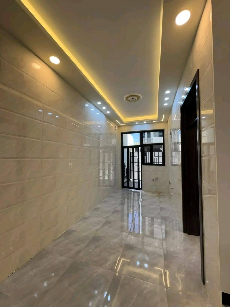 المساحه 100
طابقين. 3.غرف 
وحده جوه. وثنين. فوك. 
حصيات داخليه. وخارجيه 
ايجار. 350
بيع 420 
مكان حي اور قرب المدينه المائيه   ***********
الشراي.  يجي خاص    او الرقم. بي. واتساب.
