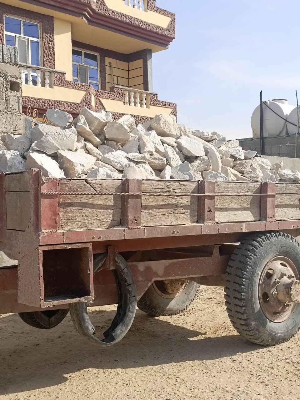 السلام عليكم خوان حجر صلب درجه وله الدرب 40 الف واصل بروانه حديثه السنجك التصال عل رقم ***********
