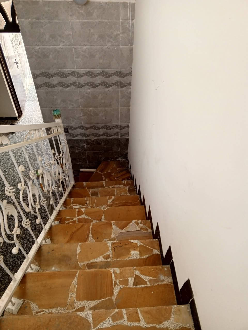 بيت للبيع طابو صرف المساحة 150م طابق ونص 
غرفتين نوم كلدور استقبال مطبخ كراج 
 حي الحسين ابي غرق خلف البانزين خانه البيت فارغ تتكاتب تستلم مفتاح ومبروك عليك 
  *********** واتساب
