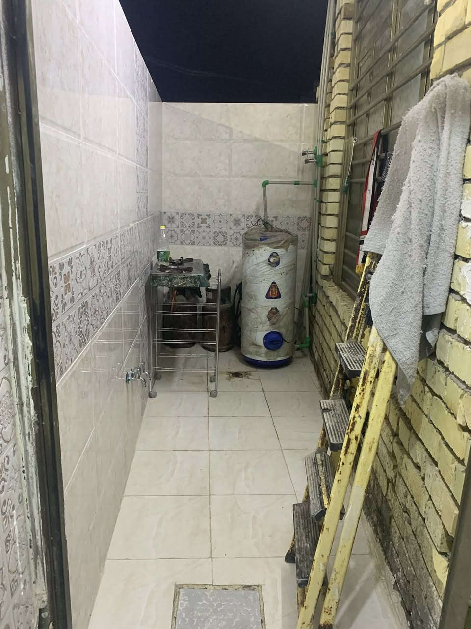 الدار البيع المساحه ١٠٠ متر مربع الواجهه ٧ والنزال ء١٥ السريدات الجديده المربع الثالث شارع منصور السند ١١٧ صاحب الارض يمنه طابق واحد ***********
