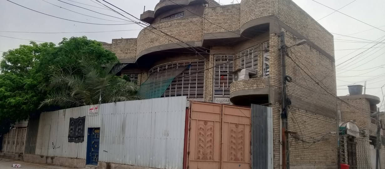 بيت ركن مساحه 144 طابقين يحتوي الارضي على استقبال غرف نوم2 مطبخ صاله وصحيات طابق الثاني يحتوي على 4 غرف وصحيات وصاله 
مكان مدينة الصدر قطاع 68
الرقم ***********
