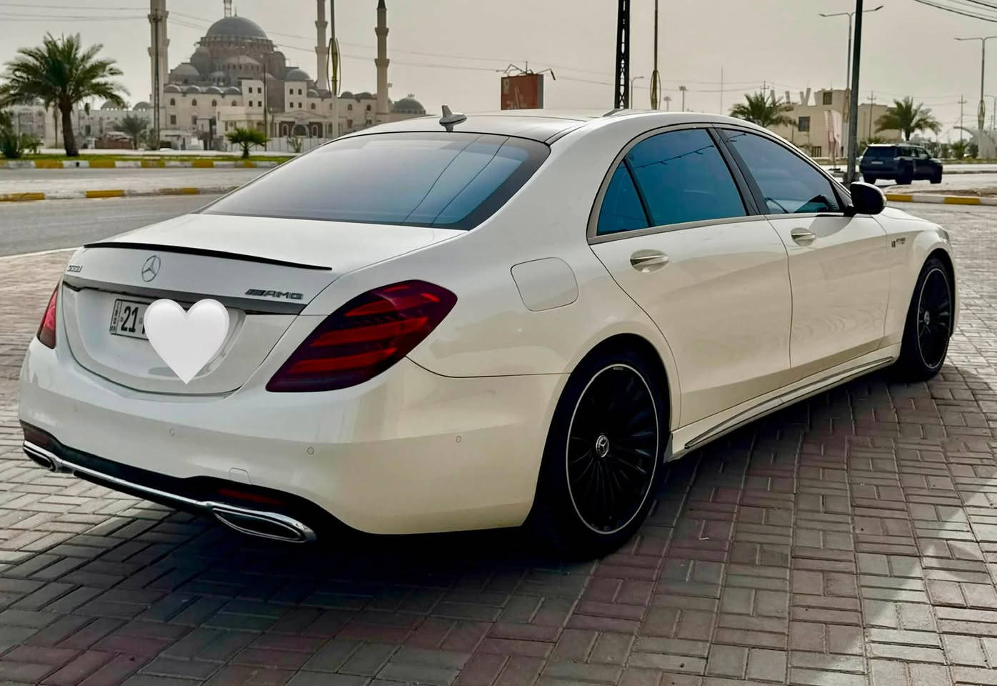 مرسيدس 560s 2014 محدث 2020 كت AMG
محرك V8 توين توربو
المواصفات :
. جكات 
. ابواب شفط
. باب طويل
. داخل جلد لون بيجي
. سقف شاموا
. بردة خلفية
. بانوراما
. رادارات امامي
. نقط عمياء
. جنطة كهرباء مستشعر ذكي
. انارة داخلية متغيرة
. سماعات برومستر
. كشنات خزن 
. لايتات داينمك
. انظمة قيادة متعددة
. جهاز تعطير بالجگمجة 
. جهاز CD بالصندوق
وباقي مواصفات المرسيدس معروفة 
كير ومحرك بلادي بدون خلل بدون مسج بدون مصرف
تخم تايرات جديد ادامة قبل فترة سويتلها 
مشاية 87mi الف
السيارة ضمان دولي
ارقام السيارة سليمانية بأسمي تحويل مباشر
بيها الجاملغ الخلفي كلير  فقط من اجتي من بره 
سعر 358 $ سعرها كلش مناسب وبيها مجال للشراي 
مكانها الفلوجة او المنصور 
للاستفسار : *********** واتساب واتصال
*********** اتصال

