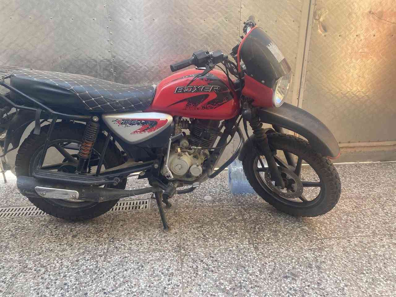 بوكسر للبيع موديل 2019 دراجه نضيفه بسعر مناسب المكان بغداد الشعب الدراجه عوزها شغلات بسيطه  مبدل بوشه وبستم شركه تايرات جدد الامامي ولخلفي جدد 
اوراقها ضايعه بس اكفلها من السرقه للاستفسار الاتصال على الرقم ***********
