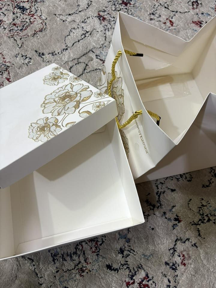 بنات ٧٥ بوكس وعلاكه و٢٥ علامه تقريبا زايده وعلب فراشات كومه وأكياس ١٠٠ كيس كرزات شفاف وأكياس زرك كال توزيعات أريدهم كلهم ب ١٠٠ 
كلهم جدد وما مستخدمات زادوا من حنتي


**إذا كنت صاحب هذا الإعلان وتريد حذفه لأي سبب، رجاءا أرسل رسالة إلى الدعم الفني**