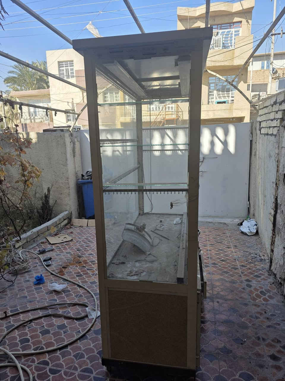 السلام عليكم فاترينه للبيع ترهم عطور او اكسسوارات الامنيون تركي كهرباء كامله السعر 350 الف ***********
