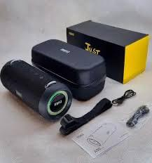 المنتج هو مكبر صوت بلوتوث Mifa A90 بقدرة 60 واط. 
قوة الصوت: يوفر قدرة إخراج تصل إلى 60 واط مع صوت ستيريو محيطي 360 درجة. 
البطارية والتشغيل: يحتوي على بطارية بسعة 8000 مللي أمبير توفر ما يصل إلى 30 ساعة من التشغيل. 
المميزات التقنية: يدعم تقنية البلوتوث 5.0 ومقاوم للماء بتصنيف IPX7/IPX8. 
ملحقات: يأتي مع حقيبة حمل محمولة لسهولة التنقل.


**إذا كنت صاحب هذا الإعلان وتريد حذفه لأي سبب، رجاءا أرسل رسالة إلى الدعم الفني**