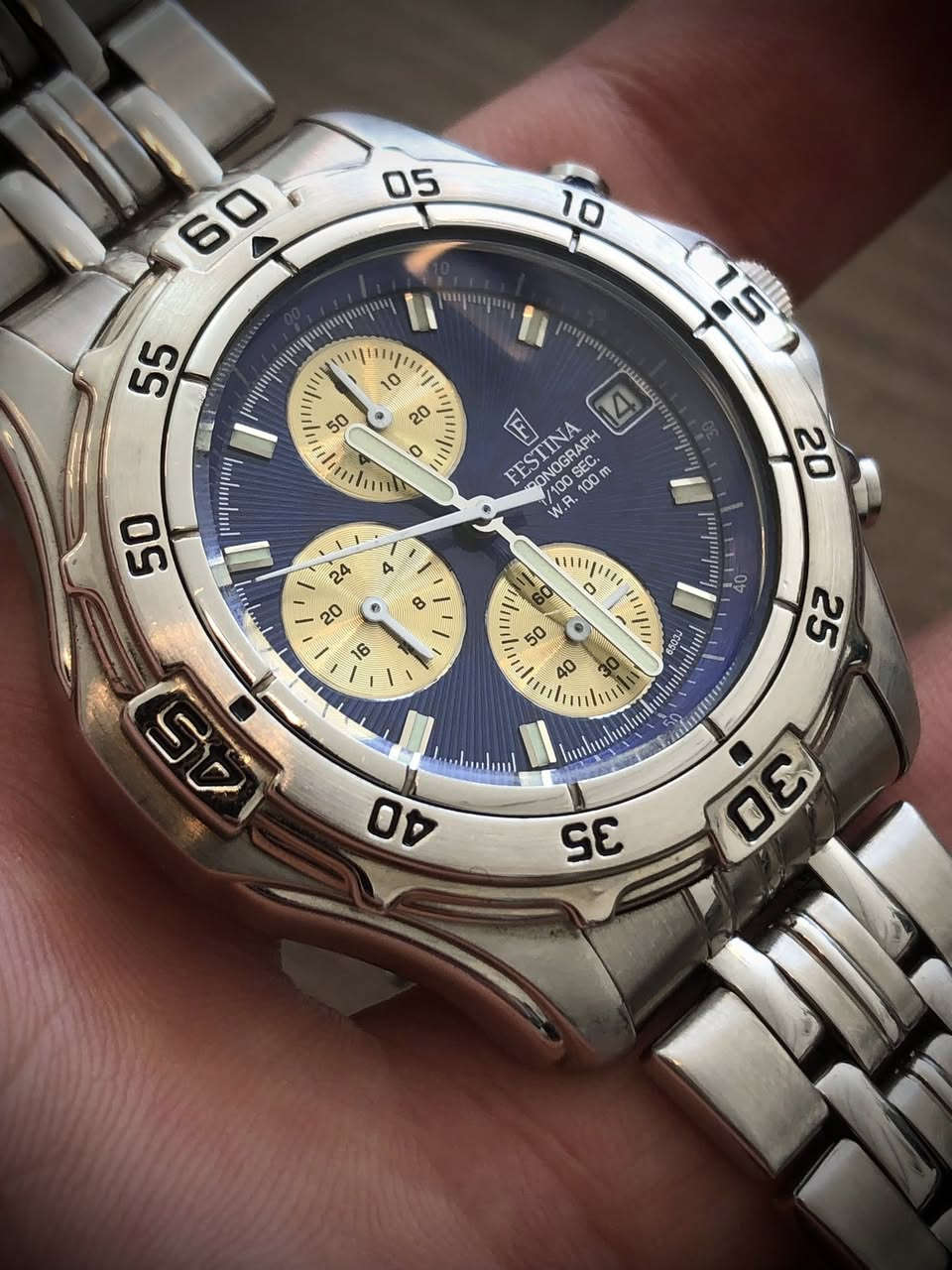 فيستينا سويسري اصلي 🇨🇭🇨🇭🇨🇭
 نظافة بنسبة 100٪؜ // كرونوغراف // مينة مميزة مطعمة بلون ذهبي //  منفذ تأريخ يومي // مقاومة للماء بعمق 100 متر // السير الاصلي والبوك الاصلي وزجاج مقاوم للخدش //  ثلاث سناتر مختلفة الوظائف // اميال وارقام لامينوس مضيئة ليلا // 
‏🇨🇭🇨🇭السعر خااص لطفااا🇨🇭🇨🇭
يتوفر توصيل لكل المحافظات


**إذا كنت صاحب هذا الإعلان وتريد حذفه لأي سبب، رجاءا أرسل رسالة إلى الدعم الفني**