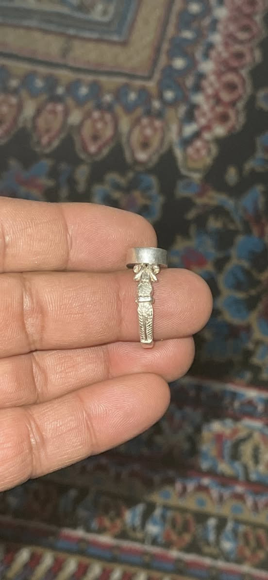 يمانيه مكتوبه
ناعمه خنصر 
***********
