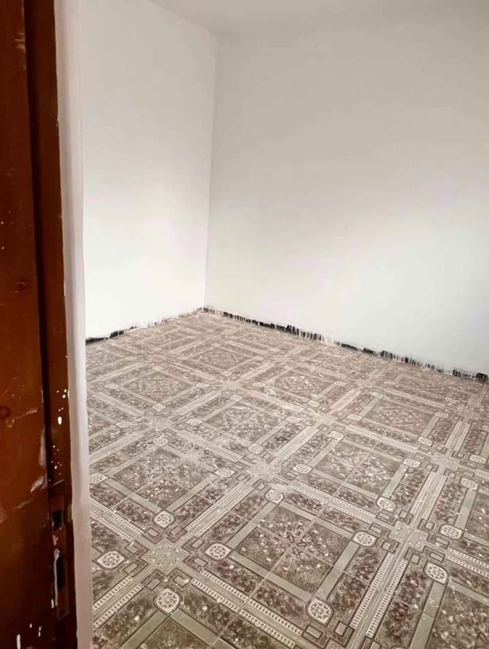 دار في كربلاء(لرهن فقط) مساحه 100 متر مربعه
طوله 10 متر 
عرض 10 متر
طابق ونصف 
يحتوي على :غرفتين نوم ، صالة، استقبال، مطبخ، ومناورعددأثنين صحيات داخليه وخارجه.متوفركافةالخدمات من ماء وكهرباء وأسواق متنوعه ومولده قريبه متكامل الخدمات.
المبلغ المطلوب..ثمانيةعشر مليون دينار

الموقع : كربلاء، على شارع الحولي(طريق الزوار)    _مقابل مستشفى الكفيل. شارع الهنيديه حي النواب فرع المولده
للتواصل: *********** كربلاء, العراق
