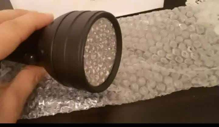 مصباح يدوي يشتغل بإضاءة خارقة تمكنك من إكتشاف أي خطرحولك في الضلام كالعقارب،الأفاعي...وذالك بدقة عالية أكثر من أي إضاءة أخرى.مصباح صغير وخفيف، لايستهلك الطاقة، يشتغل بثلات بطاريات متوسطة 1.5فولط... صديقك المفضل في البوادي، الصحاري، الغابات والجبال وأثناء الرحلات مصباح كاشف العقارب و الحشرات  للهوات الرحلات الاستكشافية و هوات الصيد. و سكان البوادي.


**إذا كنت صاحب هذا الإعلان وتريد حذفه لأي سبب، رجاءا أرسل رسالة إلى الدعم الفني**