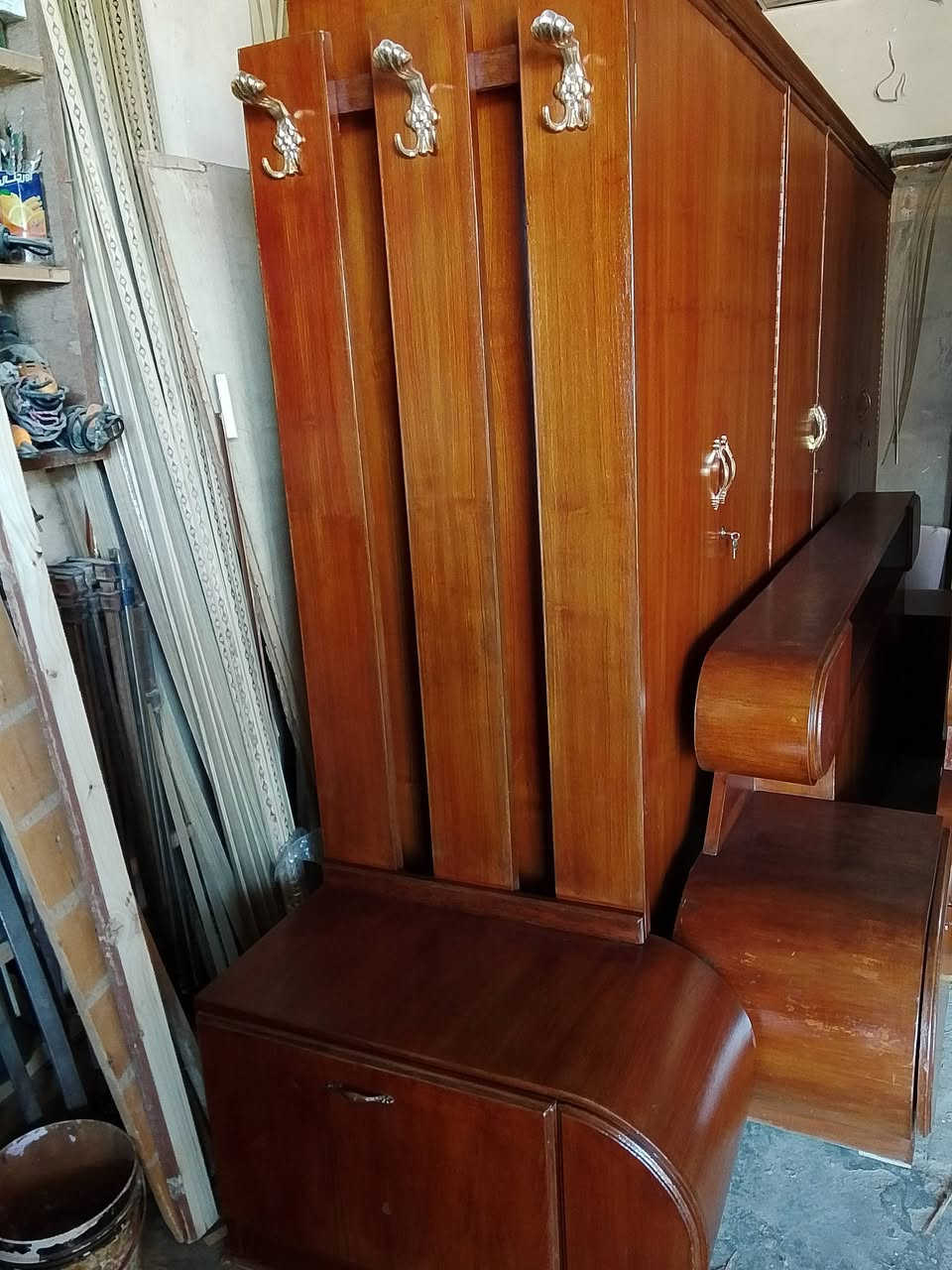 السلام عليكم للبيع غرفه اخشاب صاج تكمه ونضيفه سعرها 350 العنوان سامراء جبيريه  الثانيه مقابل جبيريه الثالثه شارع الحدادين للاستفسار ***********
