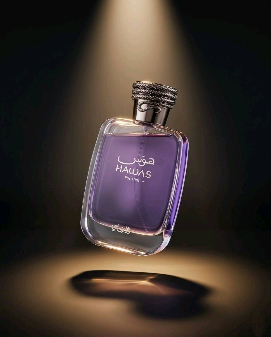 مو كل عطر ينشم…
بعض العطور تنحس.
Rasasi Hawas for Him مو مجرد ريحة منعشة، هو شعور واحد داخل بثقة، هادئ بس حضوره يفرض نفسه بدون ما يحچي هواي.
من أول رشة يجيك إحساس البحر البارد بليل الصيف، نسمة نظيفة ممزوجة بطاقة وشوي غموض.
تحسه يشبه شخص يعرف شيريد، ما يركض ورا الانتباه… لكنه ياخذه بسهولة.
هذا العطر بيه تناقض جميل:
منعش لكن دافي،
ناعم لكن رجولي،
هادئ لكن ثابت بالذاكرة.
هوس فور هيم مو للعابرين…
هو للناس اللي حضورهم يبقى حتى بعد ما يطلعون.