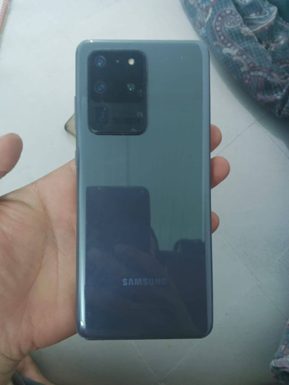 سلام عليكم s20 Ultra 5g
الجهاز بعده بحاله الوكالة مداخل تصليح 
الفطور بل كلاس تكدر تبدل كلاس الشاشة دون فتحه 
الجهاز طبيعي الفطور مامئثره على العب او تصفح.....للعلم حاط لزكه حمايه الجهاز أمريكي ذاكرة 126 عشوائية 12 قابلة للزياده 
معالج سناب دراكون 865 شحنه حلو فقط الفطر الي بل كلاس مغوش على كامرة السيلفي اما كامرات الخلفية ماعليهم شي تصوير 8k 4k ول 100x زوم قيم بل يرضي الله وحياك الله تواصل ***********
