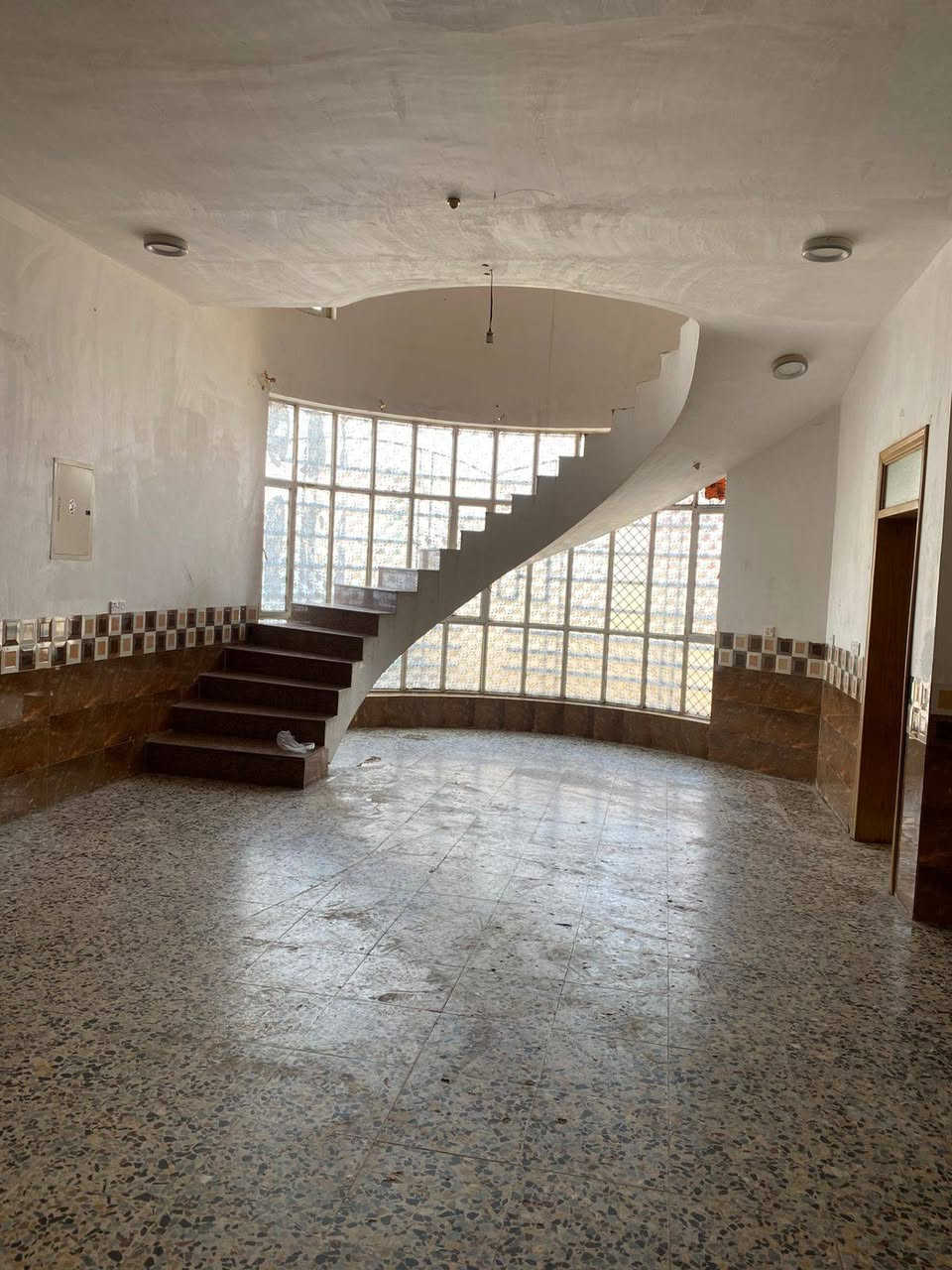 بيت للايجار مساحته ٢٥٠ متر متكون من ٢ غرف نوم  اصاله  استقبال ومطبخ مكانه نهاية شارع المدرسي قرب شارع ابو مهدي المهندس ***********
