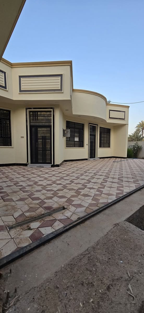 السعره👈((230)) مليون مع🌴🌴 المجال 
السلام عليكم متابعين🌴🌴 نعرضكم 500 متر مع بيت🌺🌺 مساحه البيت 200 متر🌻🌻 طابو ملك صرف🏠 موقعها كربلاء طريق السيده زينب منطقه الجريه على🌹🌹 الشارع الخدمي تبعد عن طريق الزوار 100 متر عرض🌺🌺 الشارع 8 متر يحتوي البيت اربع غرف نوم مع🌴🌴 استقبال مع مضيف مع مطبخ🌴🌴 بناء طابوق درجه اولى الواجهه 20 وباقي نزال باقي التفاصيل على ارقامنا🌺🌺 الموجوده***********
