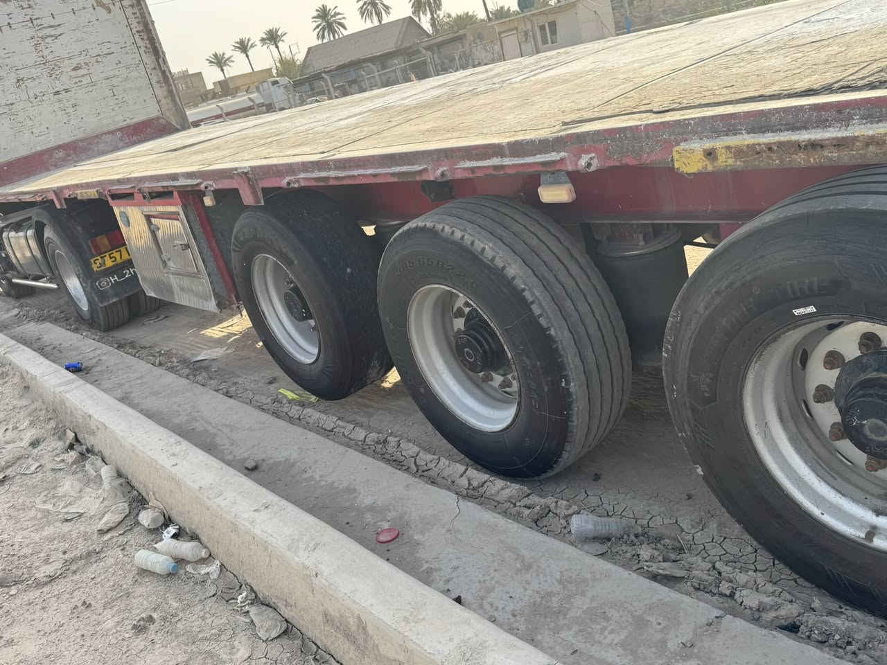 السلام عليكم عربانه اوربيه كرونه اربع محاور جوبلس  دناكير ساف طول  13و60تخم  تاير جهازه للعمل الاستفسار على هاذه الرقم ***********
