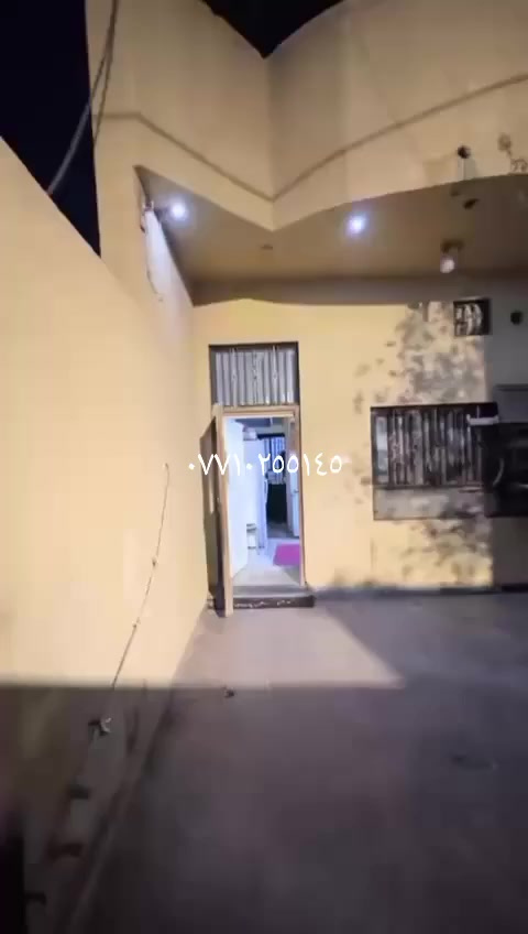 ​📍 تفاصيل العقار:
المساحة الكلية: 240 متر مربع.
​نوع البناء: طابوق بالكامل (بناء درجة أولى).
​الموقع: البهادرية.
​🛋️ مكونات المنزل:
​البيت مصمم ليوفر الراحة والخصوصية التامة، ويحتوي على:
​الديوانية: مساحة واسعة (7×4 متر) مع مدخل خاص ومجموعة صحيات خارجية.
​الصالة (الهول): صالة جلوس مريحة ومعزولة تماماً عن غرف النوم لضمان الخصوصية.
​الغرف: يحتوي البيت على 4 غرف نوم (3 غرف في الطابق الأرضي + غرفة واحدة في الطابق العلوي).
​المطبخ: نظام "حار وبارد" متكامل، مجهز بالكاونترات.
​التهوية: يتميز البيت بوجود 4 مناور داخلية، مما يضمن دخول الإضاءة والتهوية لكل ركن.
​الدرج: تصميم عصري وجميل.
​🎁 إضافات مع البيع:
​البيت يُباع مع التجهيزات التالية ليكون جاهزاً للسكن الفوري:
​أجهزة التبريد (السبالت).
​كاونترات المطبخ بالكامل.
​💰 السعر المطلوب:
​155 مليون دينار عراقي (السعر قابل للتفاوض).
​📱 للمزيد من المعلومات أو لتحديد موعد للمعاينة، يرجى التواصل معنا عبر الرسائل أو الاتصال مباشرة.
***********
