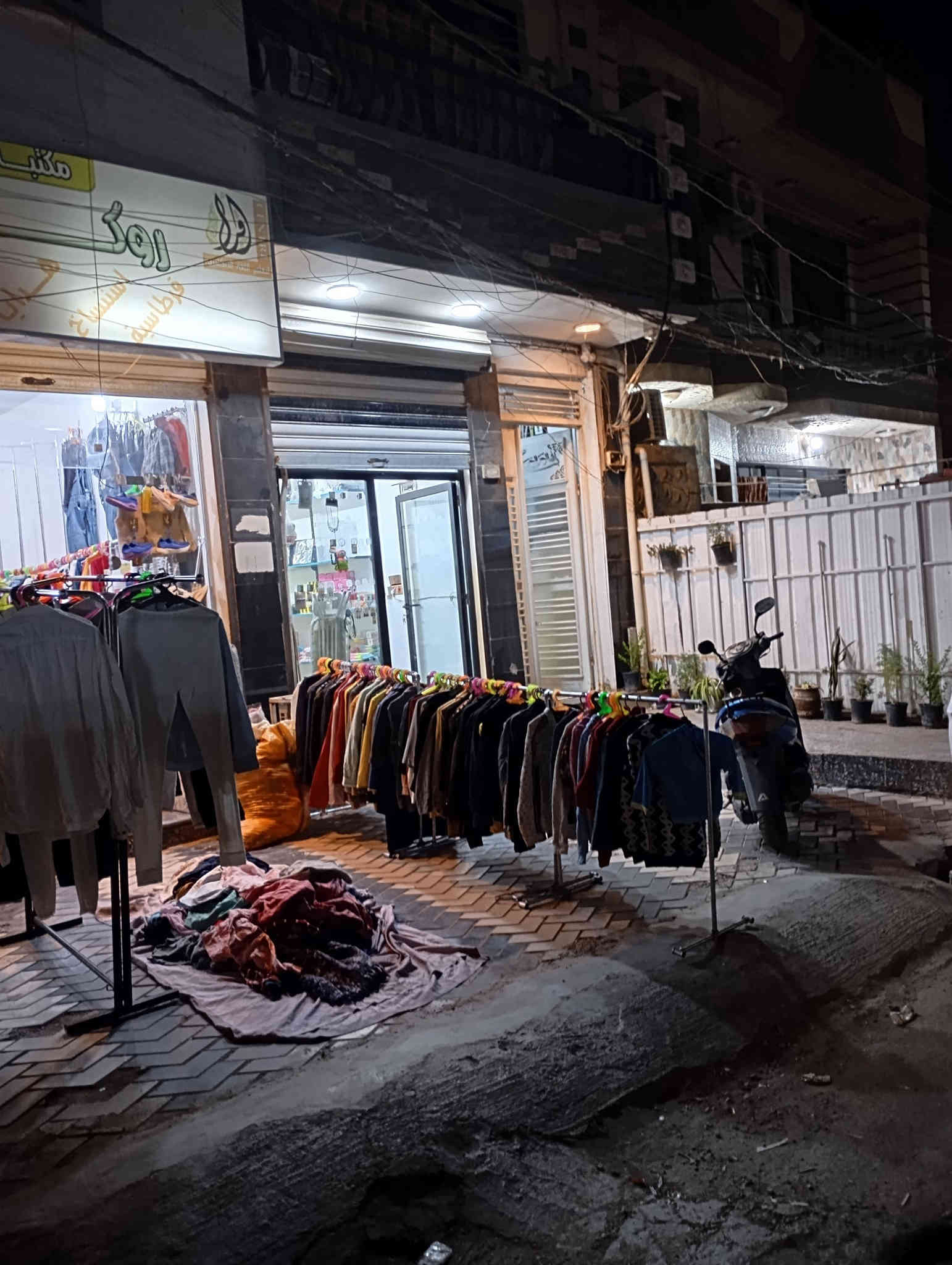 محل للايجار .كهرباء مستقلة ماء مستقل سحب مولدة مستقل ..الصليخ مقابل قاعة مناسبات  جامع الحميد المجيد ..الايجار ٣٠٠..الاتصال ***********..ابو خطاب
