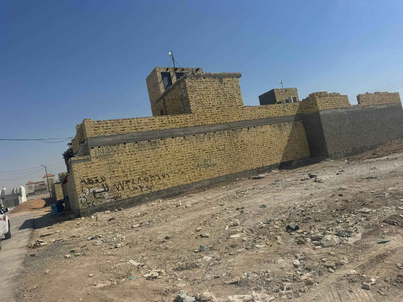 أرض للبيع زراعي المساحة 320 م ركن على شارعين 15  قرب المدارس حي القصور 
للإستفسار الاتصال على ***********
