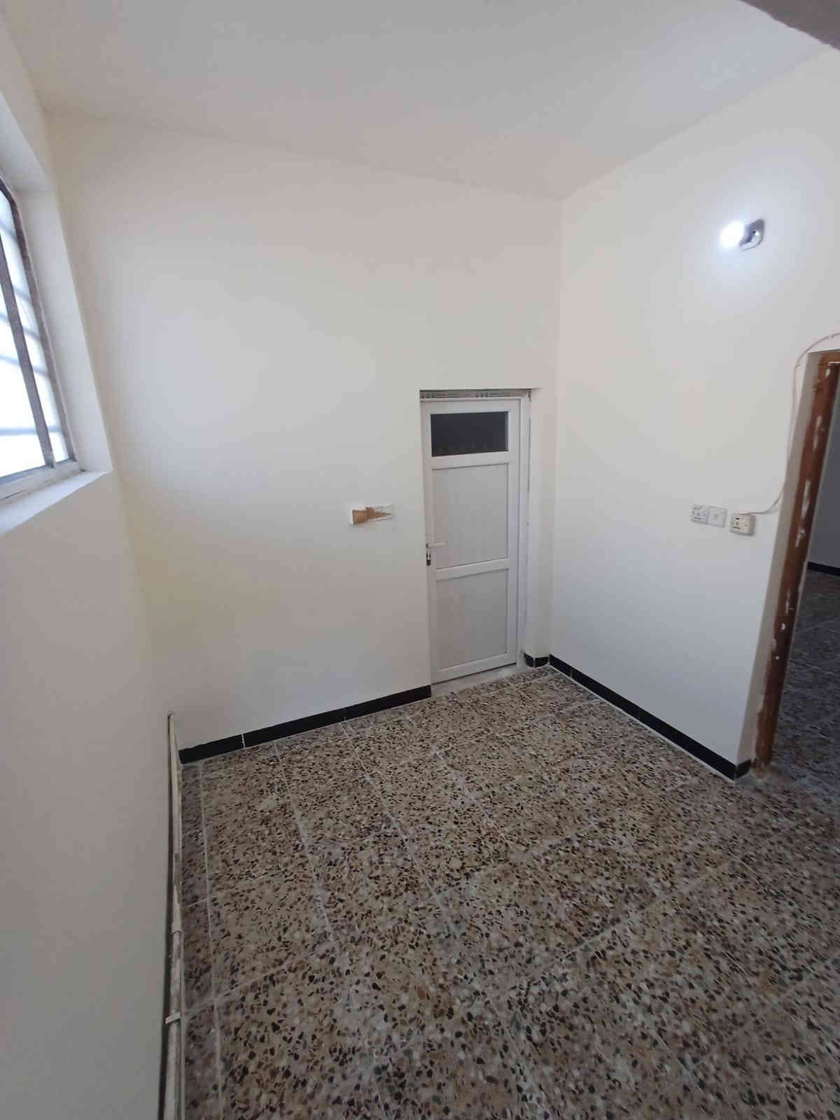 ٨٤ متر للبيع ركن حي الجامعة قرب ثانوية الخضراء للبنات طابق واحد غرفة وصالة ومطبخ وصحيات وحولي ومنور السعر ٣٢٥ مليون للإستفسار ***********
