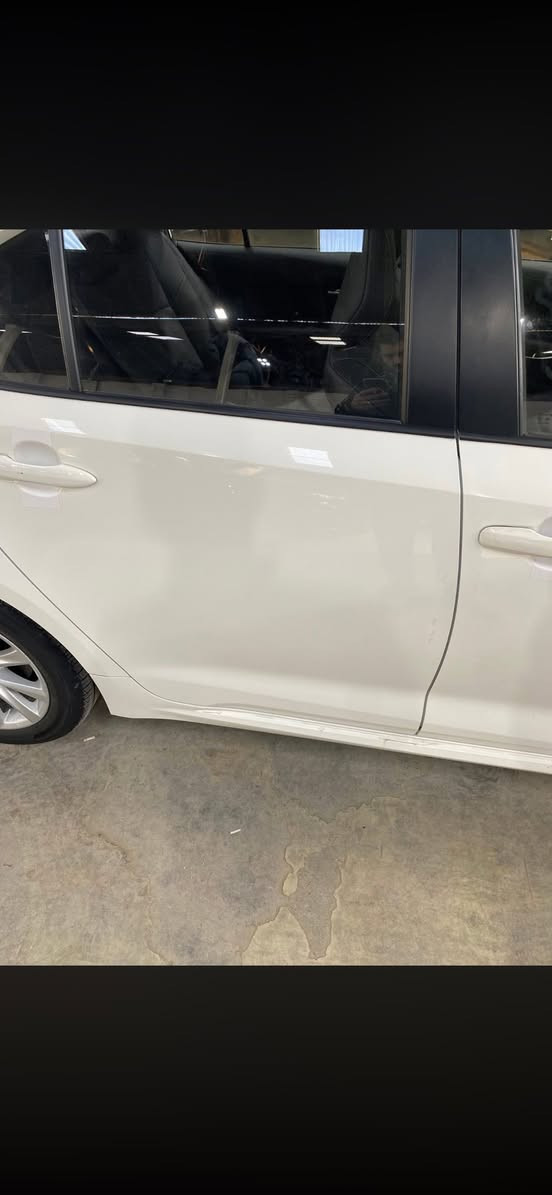 السلام عليكم للبيع كورلا هايبرد تجميع صيني موديل ٢٥ ماشيه ٤٥٠٠ كم بعدها زيرو فول مواصفات عدا الكشن مو كهرباء 
بصمه تشغيل وابواب
فتحه 
رادار 
كاميرا خلفيه 
محرك ١٨٠٠ هايبرد 
لايت زينون
كشنات جلد اسود
مشتريلها ارضيات حوضيه اصليه ب ٨٥٠٠٠ وارضيه للصندوق والدرگه مغلفه ودوسات اربع بوب شعار كورلا
السياره بيها طخه بسيطه ومصلحه وجاهزه تصليح درجه اولى 
( صبغ ربع البنيد وصبغ ربع الدعاميه مثل ما ماشر ) واكو رصعه بالباب الخلفي الباقي كفاله 
السعر ١٥٧ وبيها مجال مكاني بغداد الاتصال عالرقم ***********
