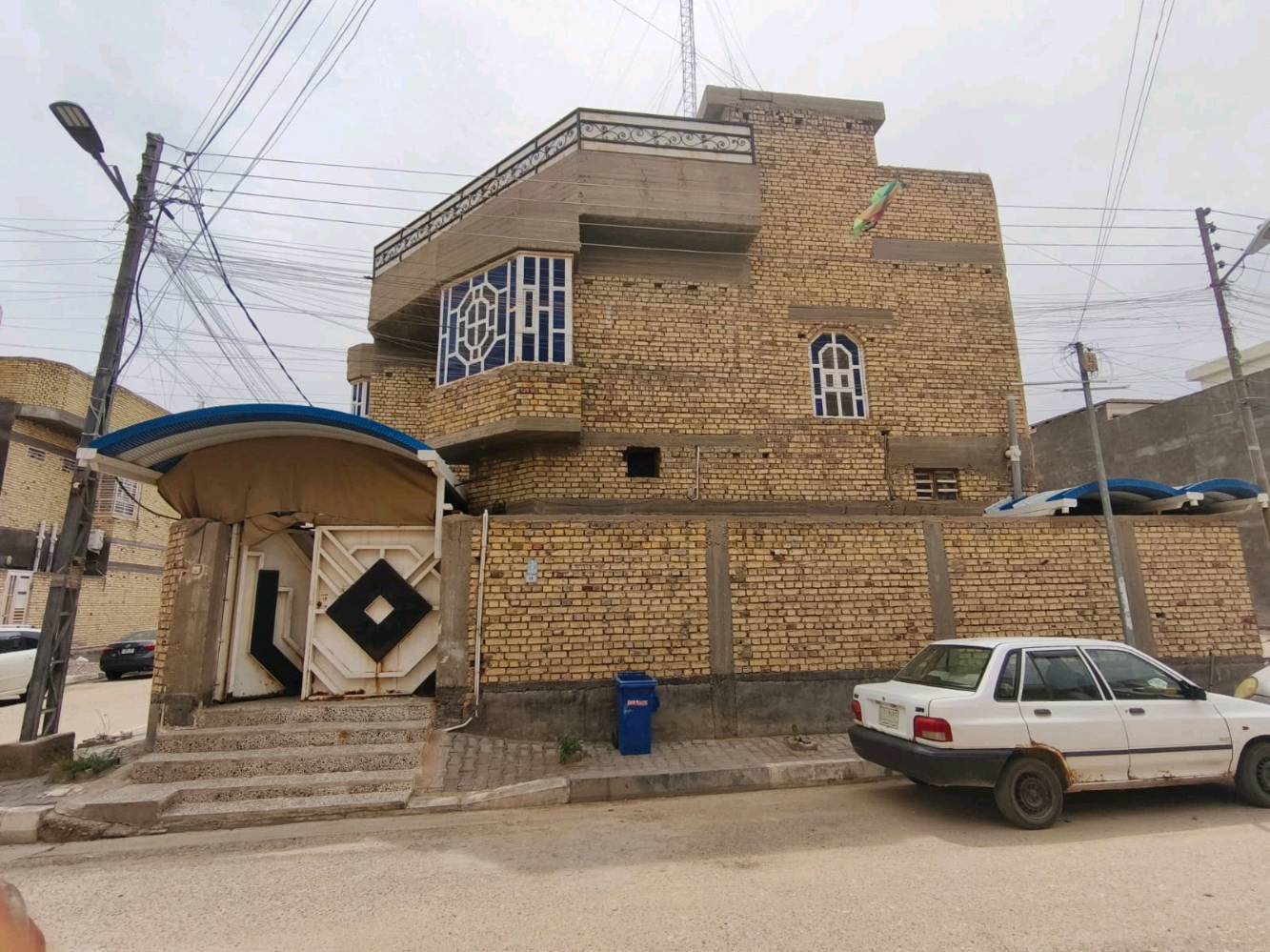 دار في اربع شوارع قرب مدارس ال الرسول 
150م طابقين ركن كراج+صحيات خارجية+مطبخ+ستقبال+هول+غرفة+صحيات
والطابق الثاني صحيات+3غرف+هول
ويوجد مخزن وصطحين السعر 400مليون
***********