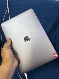 Mac book pro  2017 الشاشة: 13 بوصة   المعالج: Intel Core i5 (2.3 GHz) ...