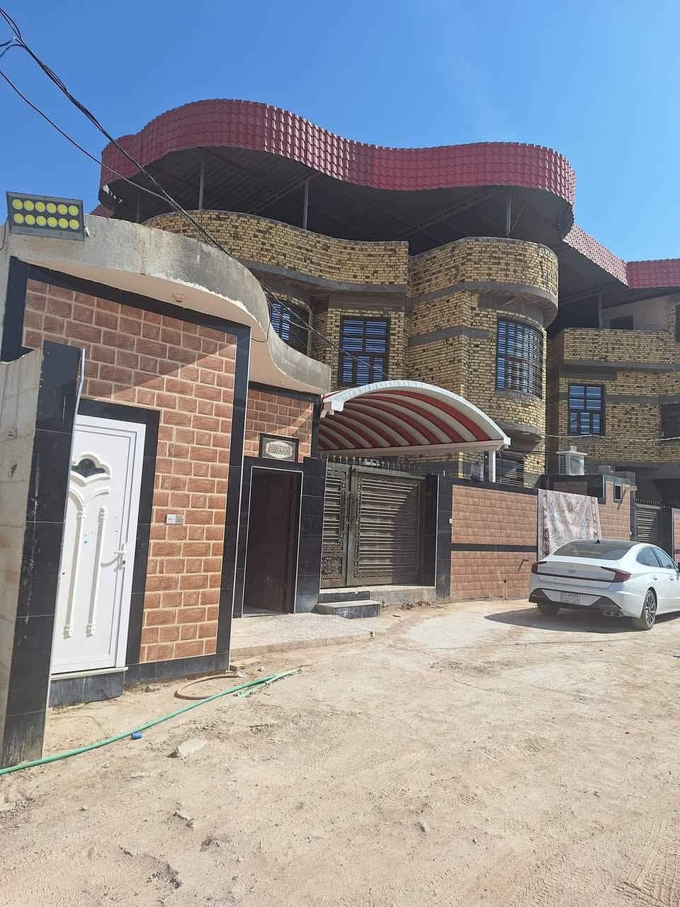 دار للبيع طابقين مع ديوان مساحه 340 متر بناء طابوك درجه اولى 200متر عن شط العرب  مكان مميز جداا يتكون 6غرف منام مع صالات مطبخ استقبال مجموعة صحيات طابو صرف زراعي ملاك عراقي قضاء شط العرب نهر حسن مقابيل شط العرب للاستفسار واتساب ***********
