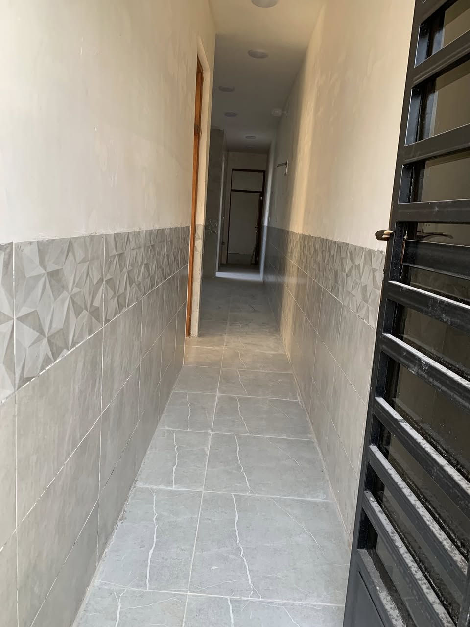 السلام عليكم بيت للبيع طابو سند ٢٥ المساحه ١٠٠ متر  كامل خدمات تبليط ماء كهرباء مجاري بناء جديد زيرو شغل درجه اولى يحتوي ع غرفتين نوم وصاله وستقبال مطبخ حار وبارد صحيات داخليه وخارجية السطح كامل شتايكر الإنتصار المهندسين  الاستفسار ***********
