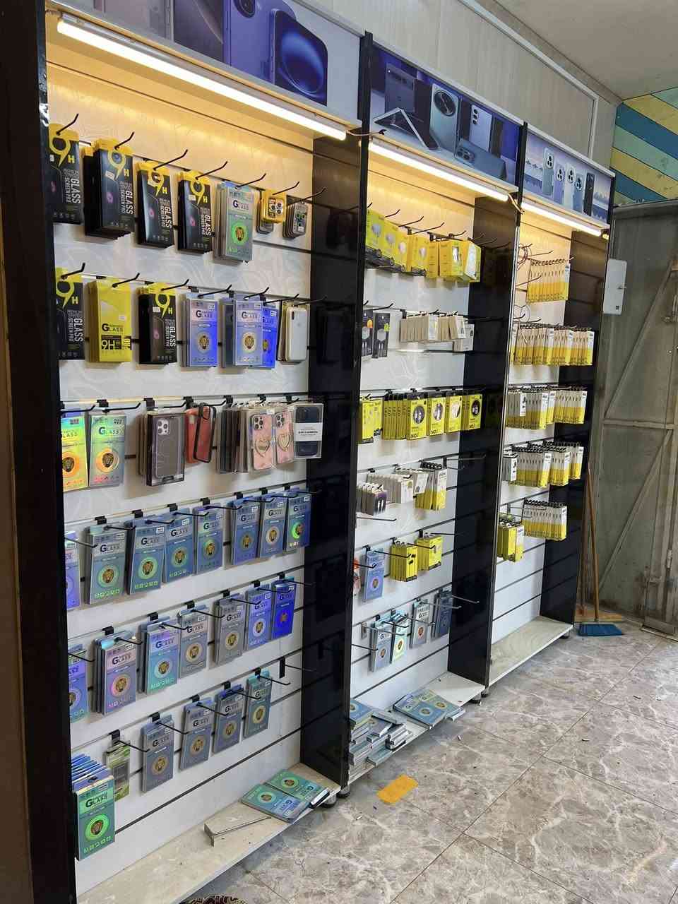 سلام عليكم عارضات اكسسوارات عدد٣ وحده رفوف مع ميز صيانه طول ١٢٠ العرض مترين الغمج ٥٠ للبيع ***********  واتساب فقط العلوان جسر ديالى الجديد الكرغوليه سايد الواحد
