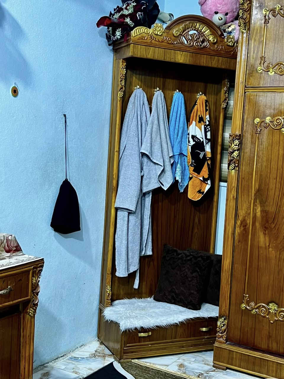 سلام عليكم اخوان عندي هاي الغرفه البيع  السعر/975 بيها مجال حك الجيه /العنوان ديالى بعقوبة كاطون الرحمة شارع الصحفية رقم الهاتف/***********
