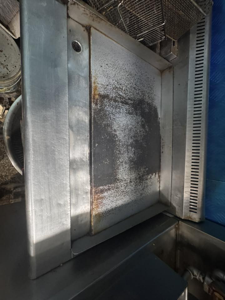 گرل مع قلايه
فرن بيتزا هو والميز  
كابسه صاج  
 مجمده وسط
شوايه كص 5 مشاعل مع الميز والشيش وسكين الكص
دگت مع بوچه ستيل مع ساحبه 

الموقع : بغداد الكرخ / علي الصالح 
***********
