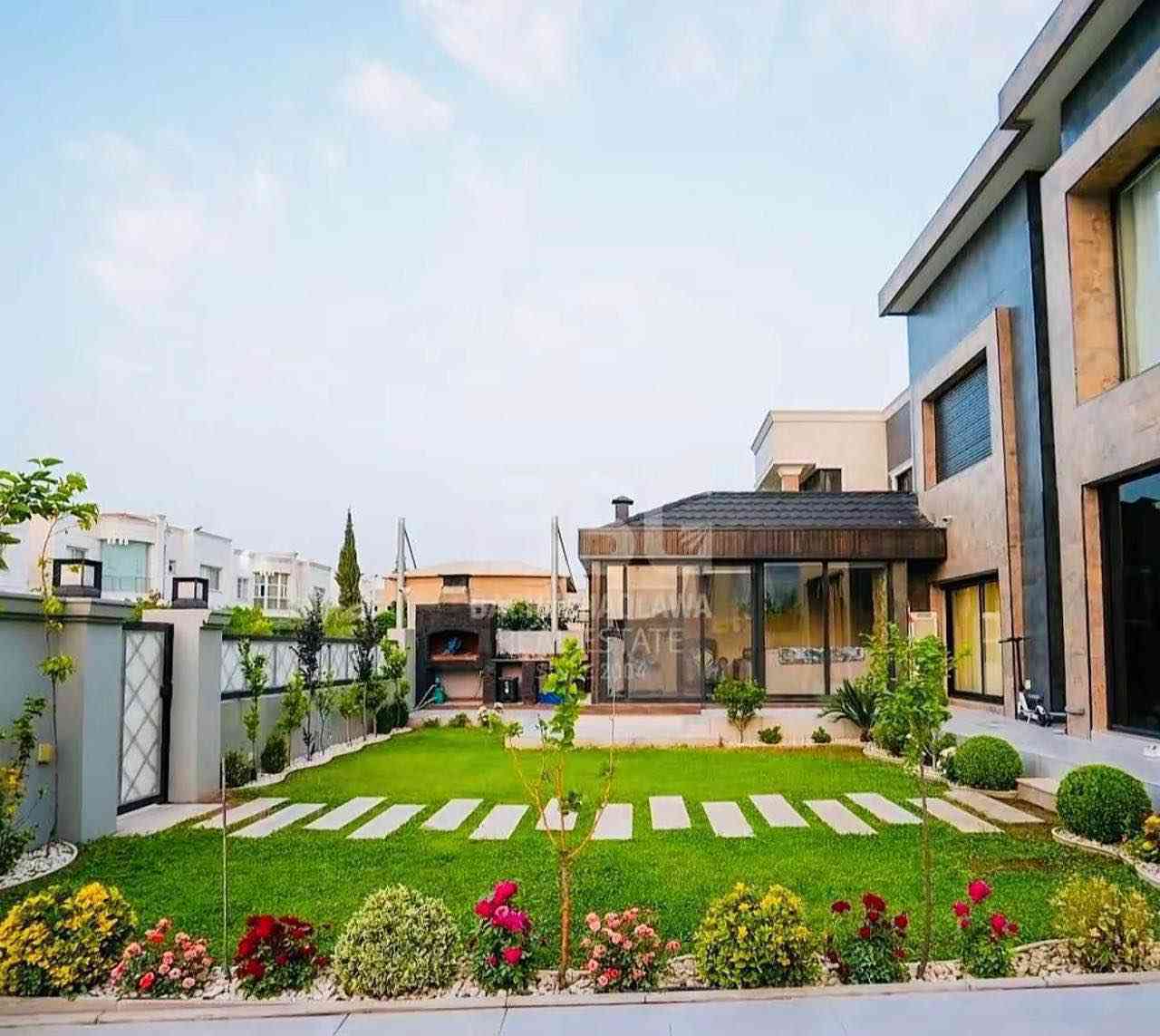 🏠 فيلا مميزه للبیع في كنجان ستي (Ganjan City) 
- بمساحة 450 م٢  
- حــــديقة کـــبیرة
- غرفة استقبال و صالة کبیرة
- 7 غرف نوم
- کراج
- مؤثـــث کـــــامل 
⁠
رقم الاتصال او واتساب
***********
*********** أربيل, العراق
