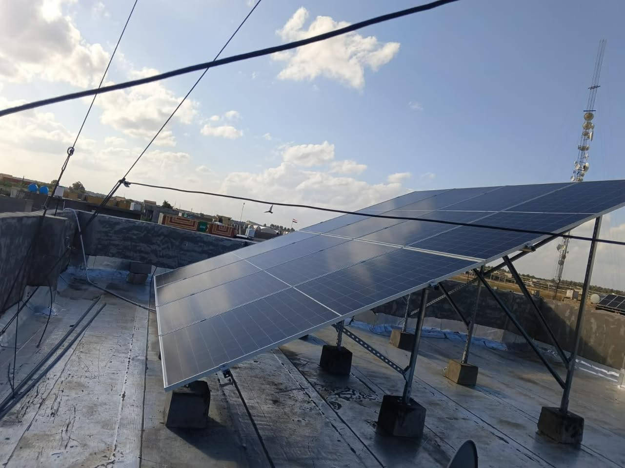 ☀️ المنظومة رقم (14).. إنجاز جديد لثقة تتجدد في ديالى ✅
  منطقة الحويش بفضل الله وتوفيقه، أتم مكتب "شموس ديالى" نصب وتشغيل منظومة طاقة شمسية متكاملة، لضمان كهرباء مستمرة وراحة بال تامة.
⚡ قدرة المنظومة التشغيلية:
• سحب نهاري: 10 أمبير (طاقة مجانية ومباشرة من الشمس).
• سحب ليلي: 8 أمبير (تغطية مستمرة لمدة 4 ساعات).
🛠️ المواصفات الفنية (أفضل الماركات العالمية):
• الألواح: 8 ألواح من شركة LONGI العالمية بقدرة 615 واط (كفاءة عالية وعمر طويل).
• الإنفيرتر: جهاز ذكي بقدرة 6 كيلو واط من شركة Deye العالمية (الأكثر طلباً).
• البطارية: بطارية ليثيوم عالمية سعة 10 كيلو واط (أمان فائق وتشغيل مستقر).
💰 خيارات الدفع والتقسيط:
نوفر لكم مرونة تامة لتناسب الجميع:
✅ نقداً
✅ بالتقسيط المريح (عن طريق المبادرة) – إجراءات ميسرة وسهولة في السداد.
📍 الموقع: ديالى – الحويش
📞 للاستفسار والحجز، اتصل بنا على: ***********
مكتب شموس ديالى للطاقة الشمسية
نُضيء دارك.. ونوفر أموالك 💡
